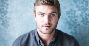 alex roe wife