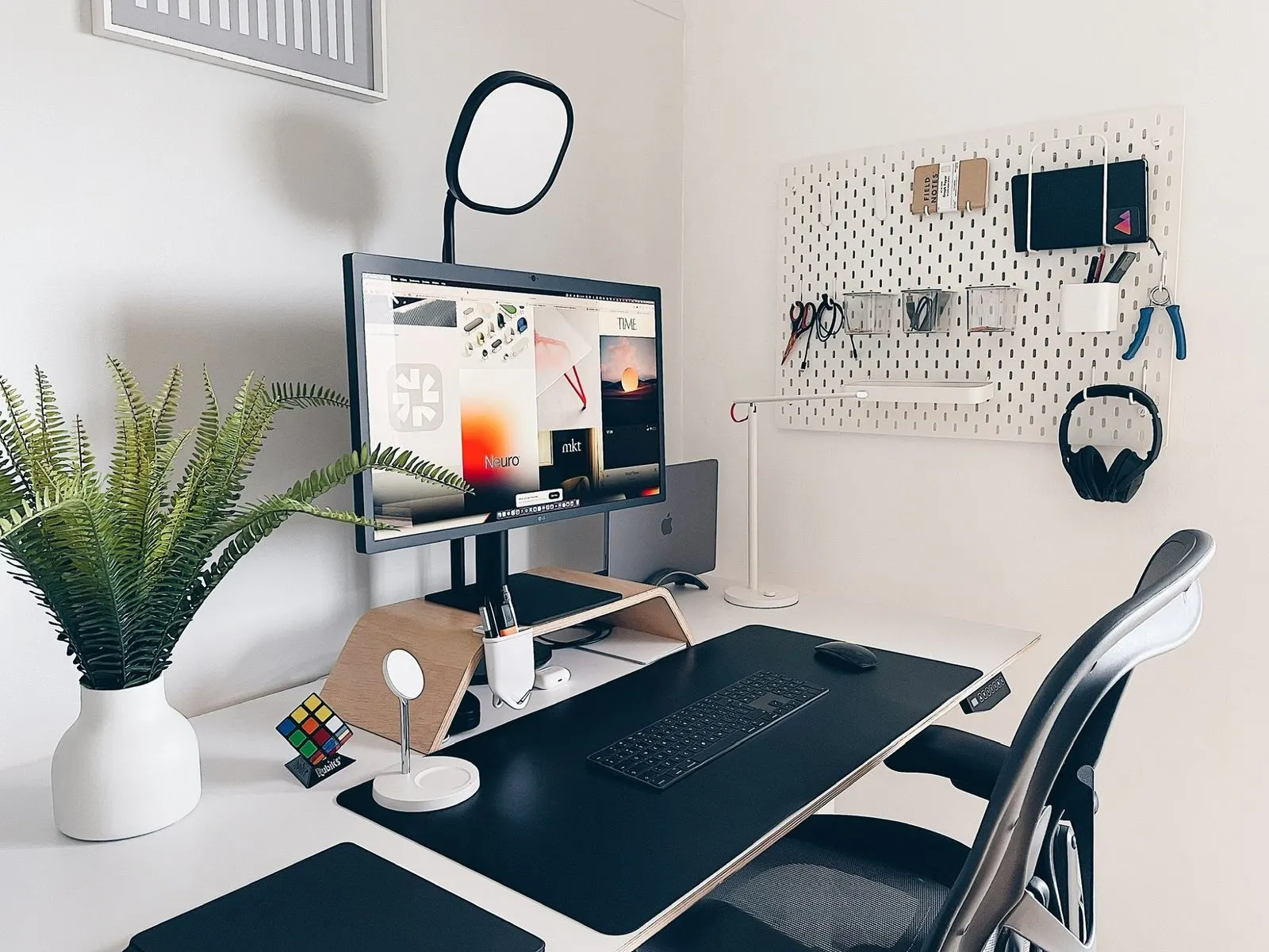 Minimalist Desk setup